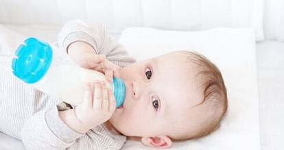 婴儿喂奶时间怎么安排?给宝宝喂奶有步骤