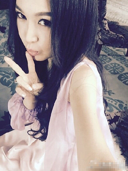 50岁温碧霞穿粉红连衣裙自拍 嘟嘴卖萌(图)