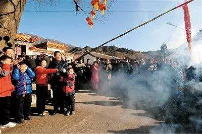 杭州两市民除夕放鞭炮烟花被罚,你的家乡春节