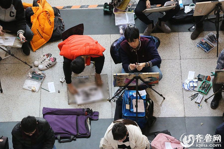 心酸!大冷天艺考他用脚作画 祝福你那美好的前程