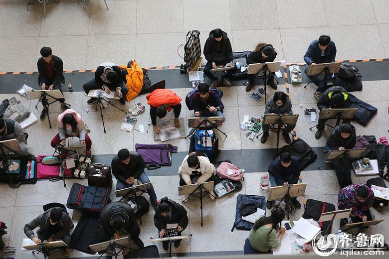 心酸!大冷天艺考他用脚作画 祝福你那美好的前程
