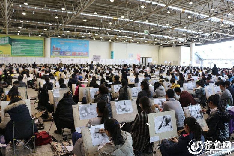 心酸!大冷天艺考他用脚作画 祝福你那美好的前程