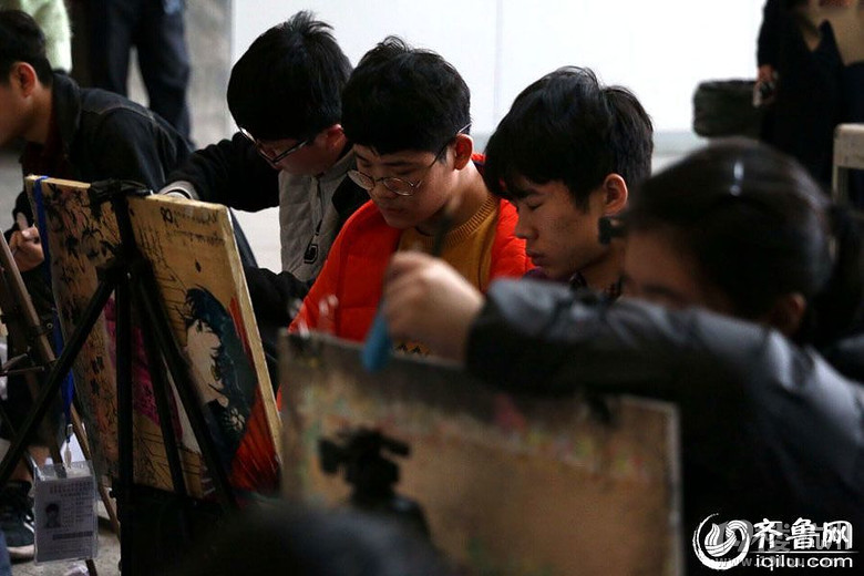 心酸!大冷天艺考他用脚作画 祝福你那美好的前程