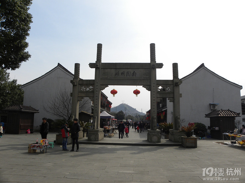 乘坐公交车到绍兴安昌古镇游