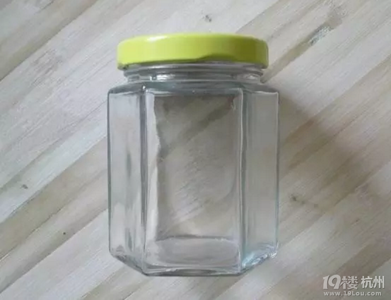 两岁女孩14楼扔瓶子刚好砸死楼下5个月大的婴