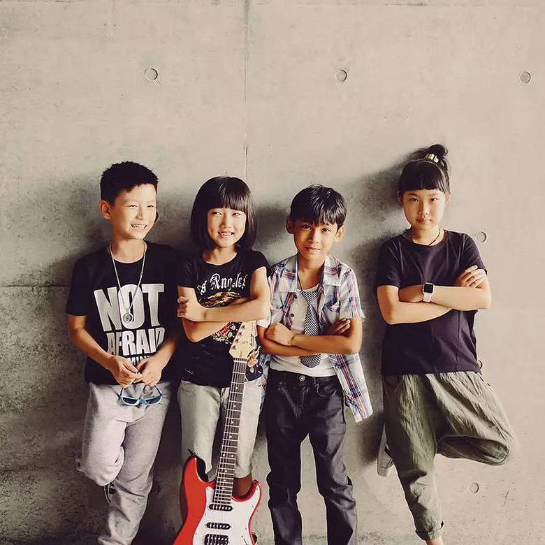 奇异果乐队,由4位10岁以内的小朋友组成的乐队,这4位小朋友,分别来自