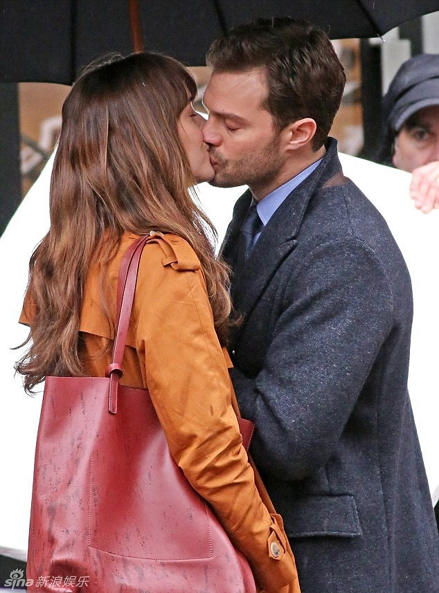 组图:《五十度灰续》片场 霸道总裁蜜吻实习生