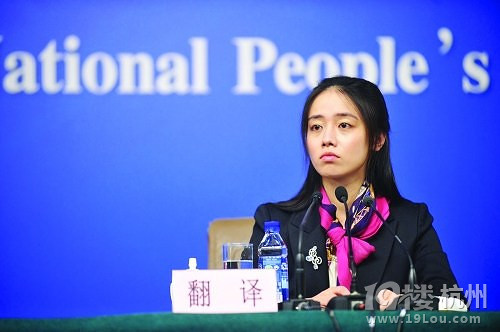 女神级两会翻译走红,说她三十岁你信吗?