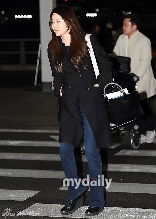 组图:高贤贞深夜飞欧洲 赵寅成面无表情困一脸