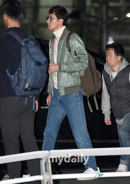 组图:高贤贞深夜飞欧洲 赵寅成面无表情困一脸