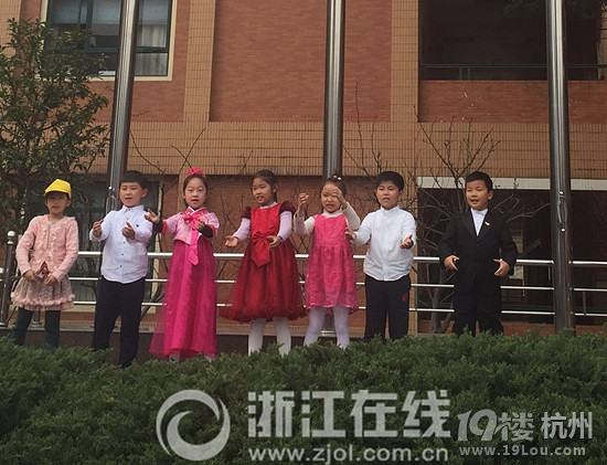 传承33年不改变 杭州学军小学学生&quot;学雷锋&quot;从身边小事做起