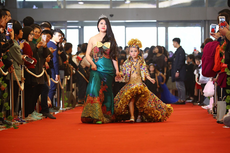 辣妈萌宝合照似情侣?似双胞胎?刚开春就甩你们3条街了