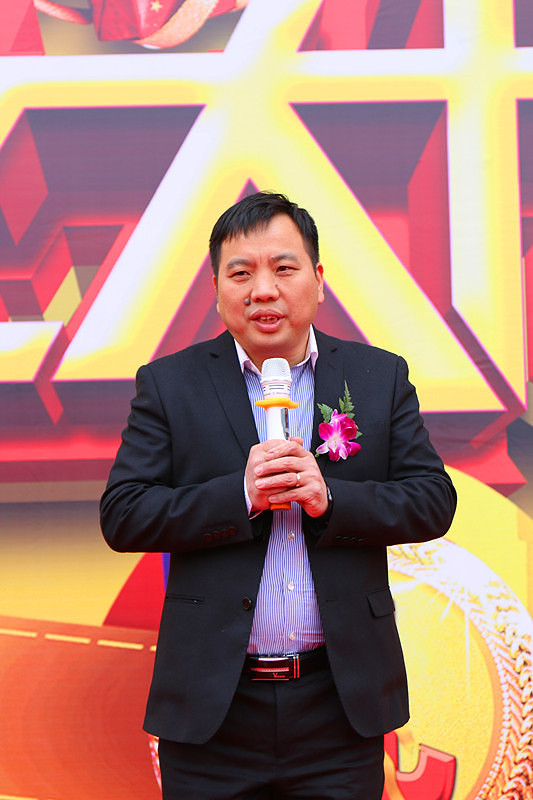 中博装饰集团总裁凌春粮先生,副总裁许福径先生,工程总监周正福先生为