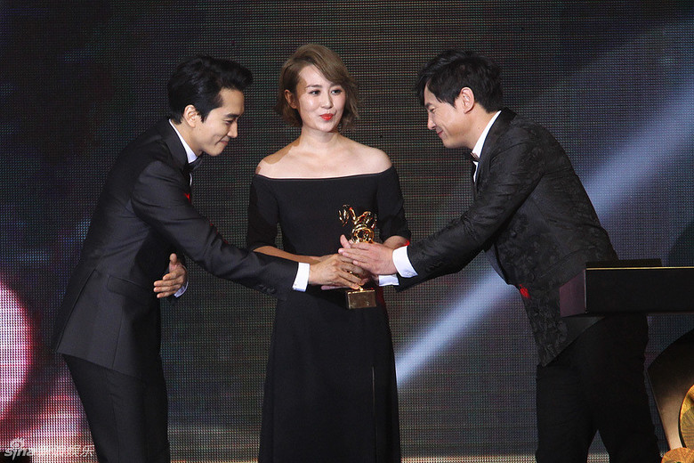 组图:蒋勤勤宋佳等亮相澳门电影节颁奖礼现场