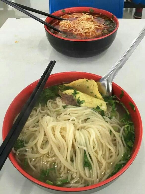 两碗面的差距是这么的大,.