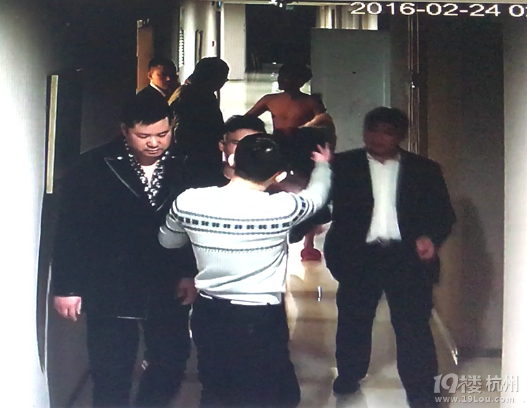 到邻居醉酒行凶砍断手臂经脉,警察说要私了~-