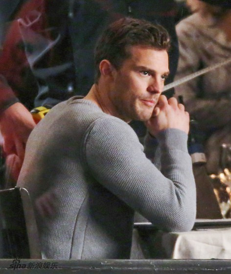 组图:《五十度灰续》片场 霸道总裁餐厅吻女主