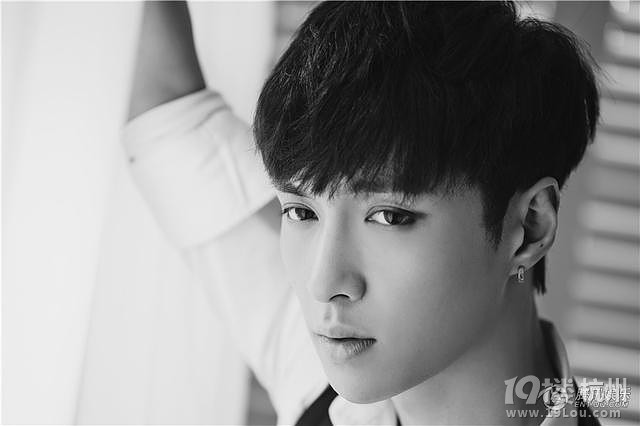 霸道羊上线!张艺兴新写真眼妆魅惑