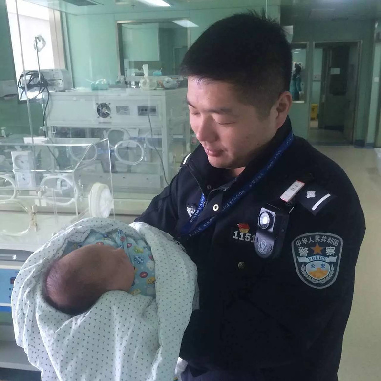 被弃后差点冻死的宝宝终于出院了!杭州警方公