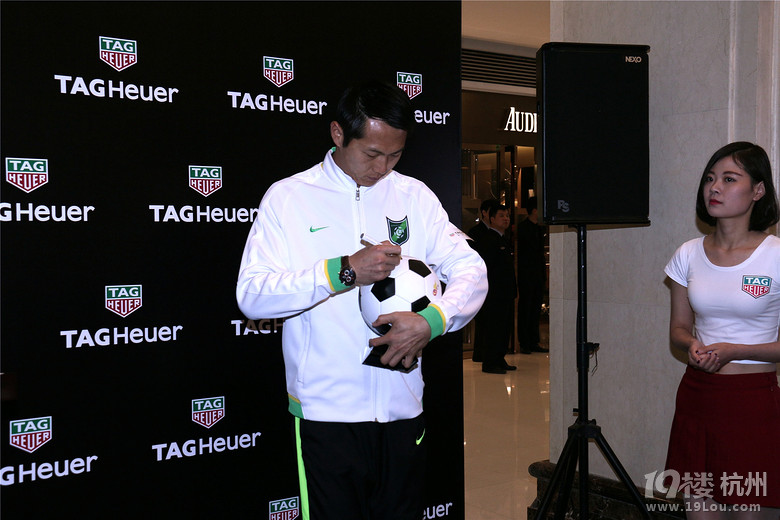 杭州绿城球星张磊现身杭州大厦 粉丝们惊爆了