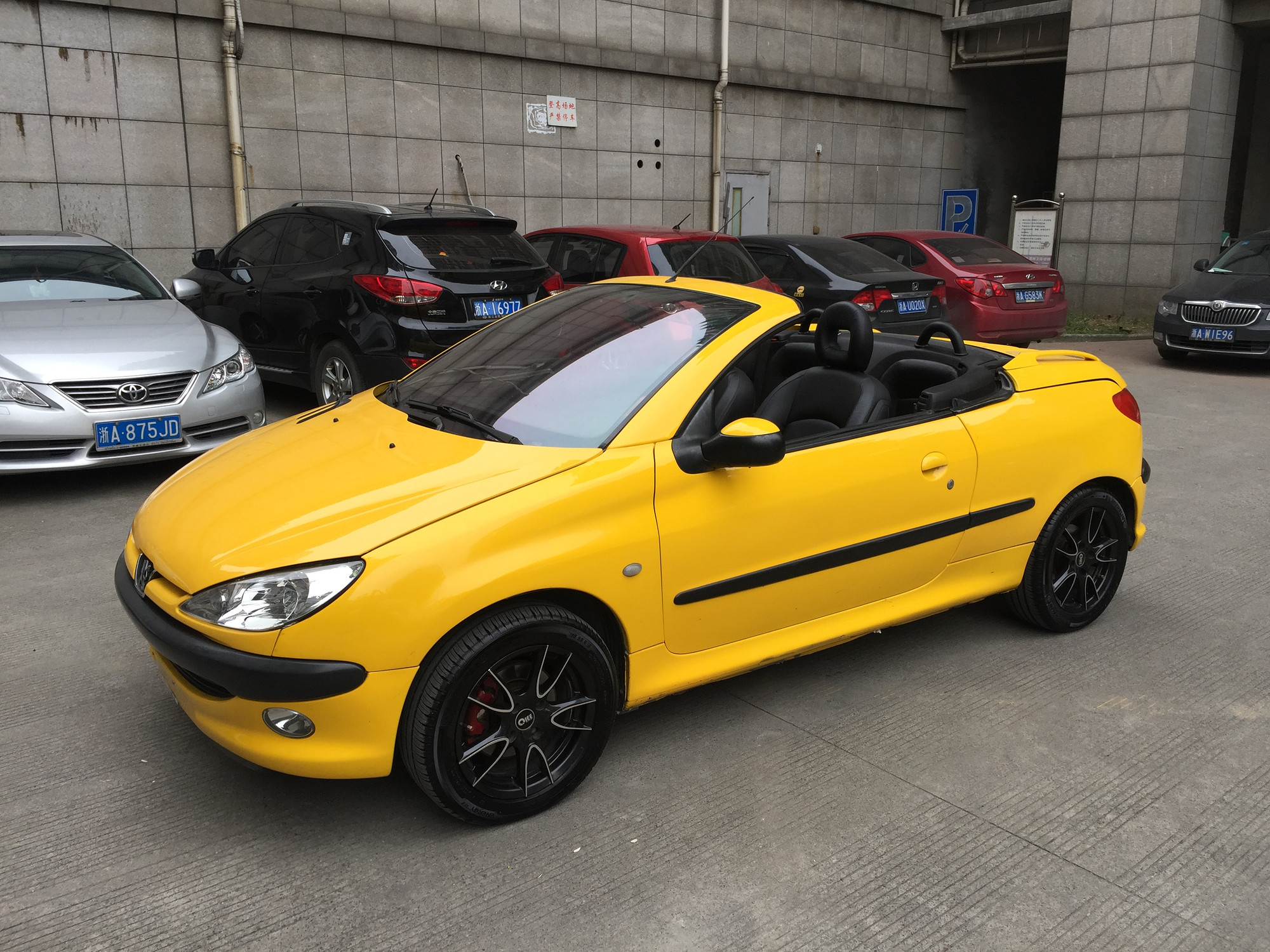 03年11月上牌标致206cc,法国原装进口,拉风黄色