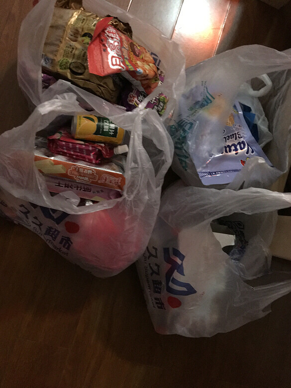 柜子还有这么多零食,我只能每晚慢慢消灭它