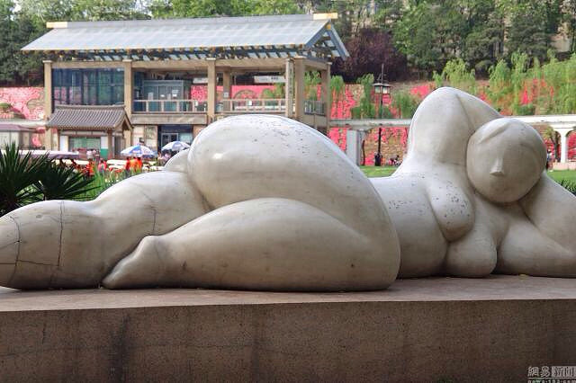 尺度大,西安公园现祼体热吻雕塑 2