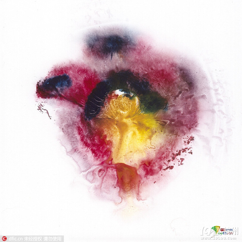 用裸体女模乳房作画 这就是所谓的艺术?