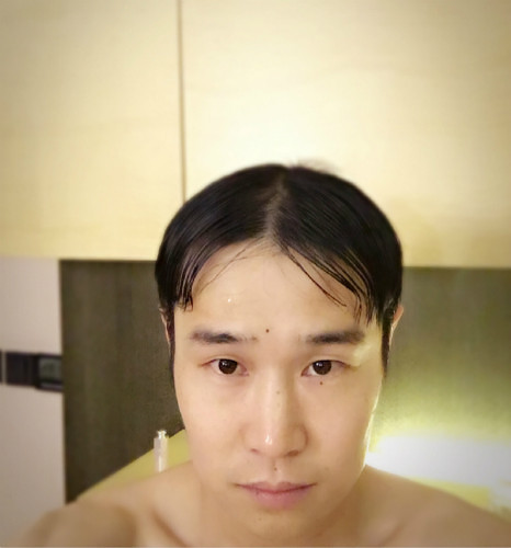 小沈阳梳中分汉奸头 自夸难挡颜值