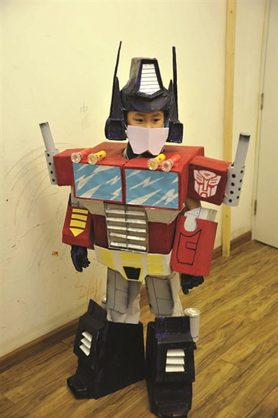 一位杭州爸爸把儿子 变成了"小擎天柱"(图)