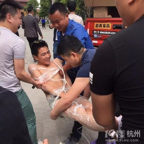 又见野蛮婚俗！新郎被扒光泼狗血