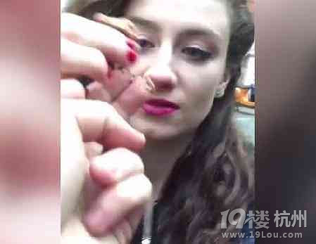 男子骗女友吃大便后遭逆袭怒吞卫生棉