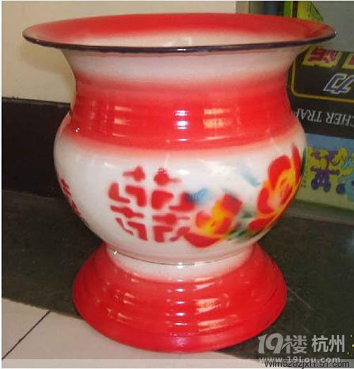 尿盆吓倒胆小狗