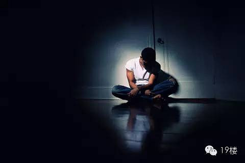 杭州一对情侣每天睡前都要戴手铐,背后原因让