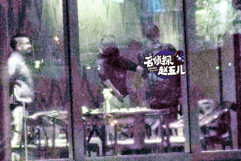 组图:章子怡深夜约仨男子聚餐 打扮成熟女人味