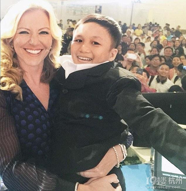 内衣女王怀中的6岁男孩 竟是23岁的房地产经