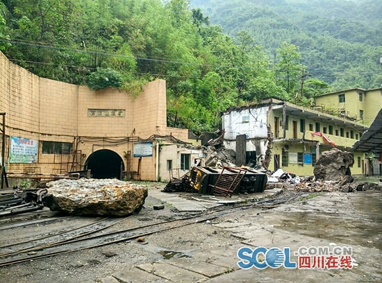 四川广安飞来巨石,砸毁一栋宿舍楼,致一人死亡
