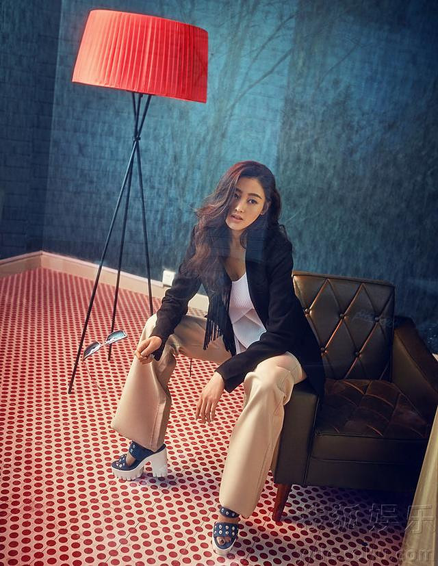 都说女孩子拍照不要岔开腿,但她们张开腿又美又霸气