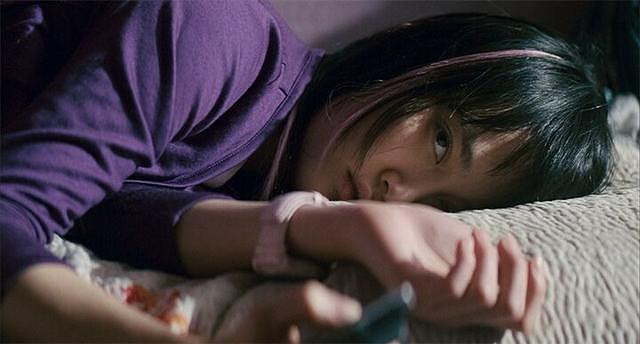 《通天塔》:阳台上全身赤裸的日本聋哑少女