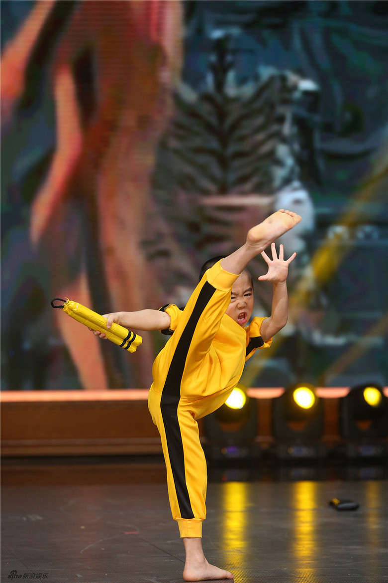 组图:《天天》虚心拜师8岁小萌娃 郭麒麟加盟