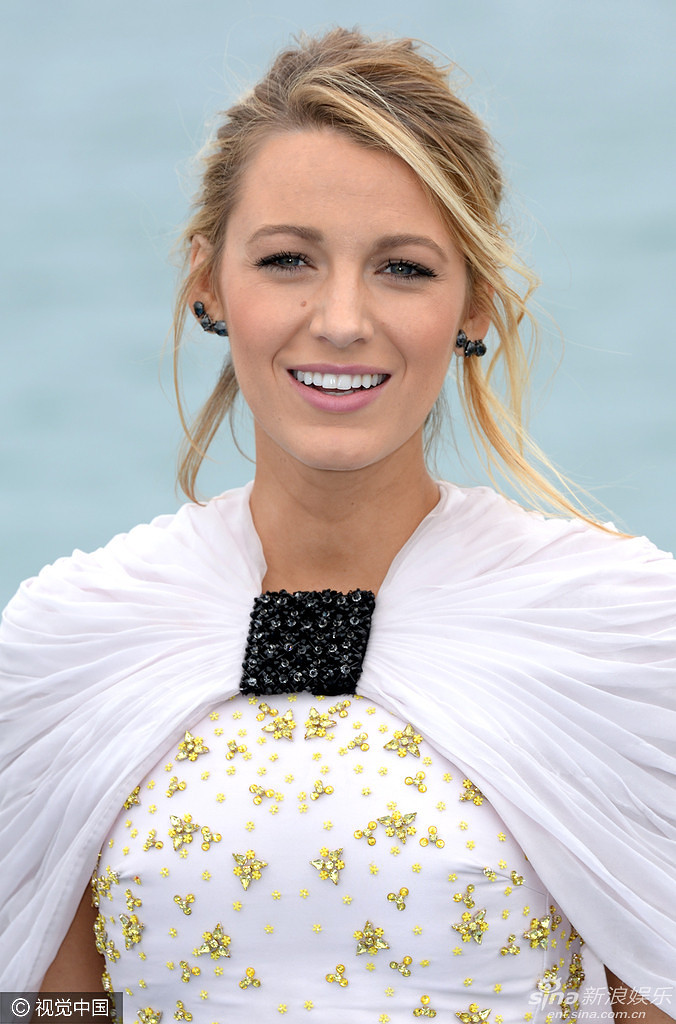 组图:S女王莱弗利挺孕肚海边拍照展贵妇气息