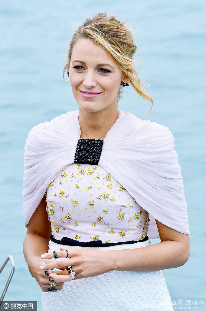 组图:S女王莱弗利挺孕肚海边拍照展贵妇气息
