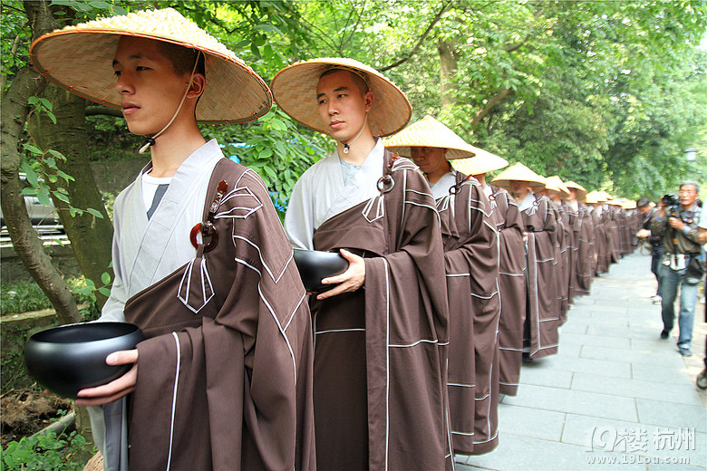 农历四月初八,佛主释迦摩尼诞辰日,灵隐人头攒