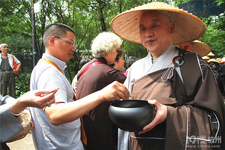农历四月初八,佛主释迦摩尼诞辰日,灵隐人头攒