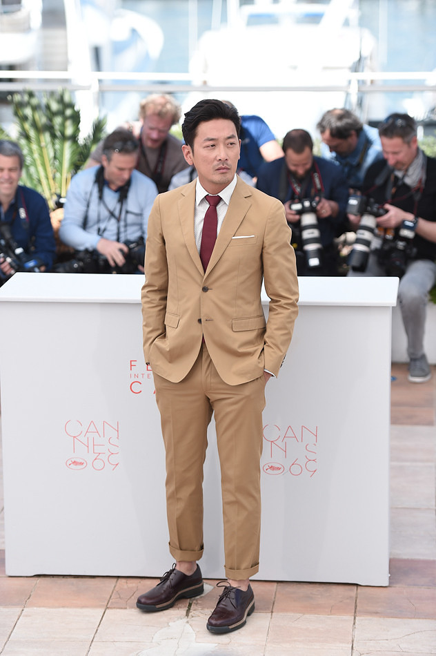 组图:韩国女同片主演亮相 双女主黑裙情侣装