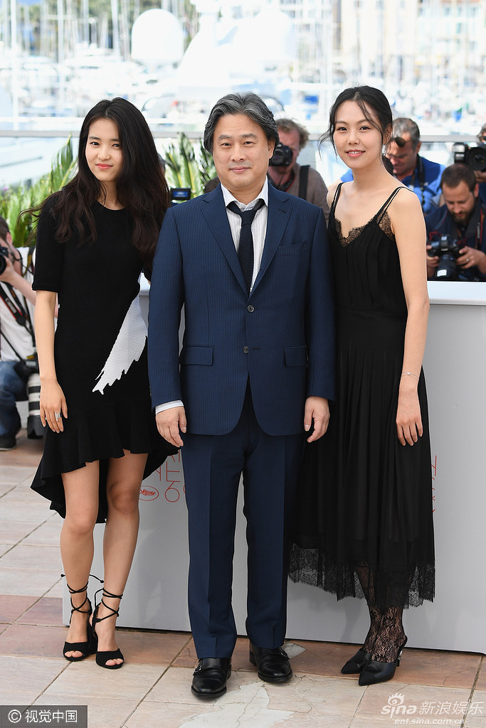 组图:韩国女同片主演亮相 双女主黑裙情侣装