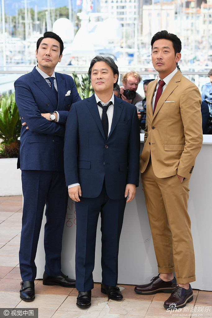 组图:韩国女同片主演亮相 双女主黑裙情侣装