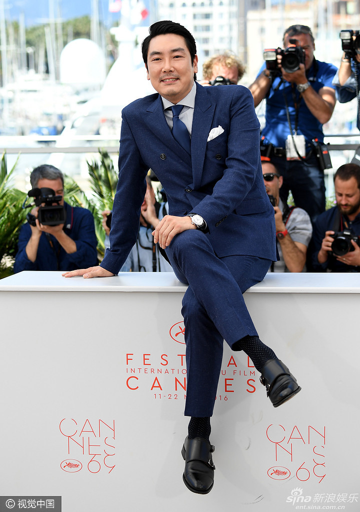 组图:韩国女同片主演亮相 双女主黑裙情侣装