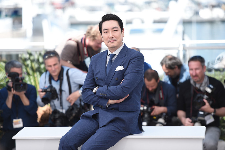 组图:韩国女同片主演亮相 双女主黑裙情侣装