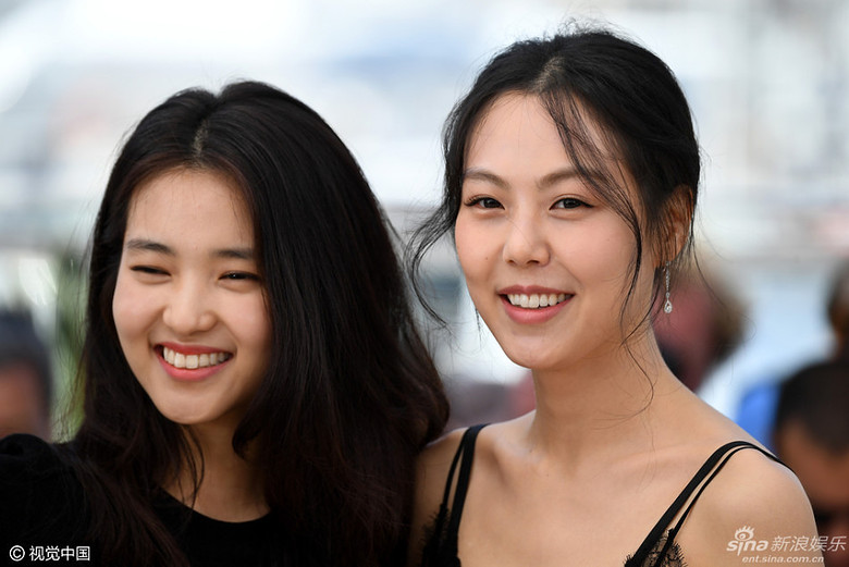 组图:韩国女同片主演亮相 双女主黑裙情侣装